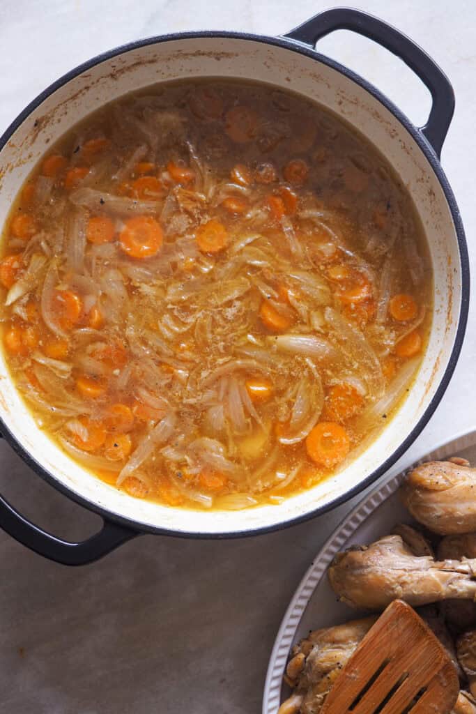 Cazuela con la salsa de pollo a la cerveza sin triturar.