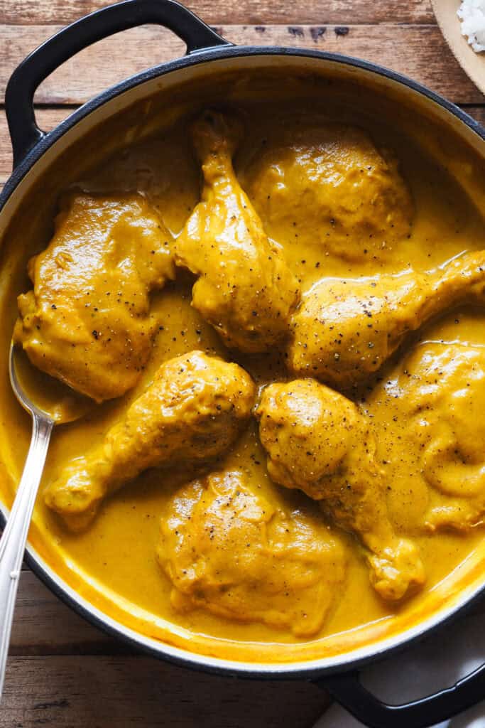 Esta receta de Pollo a la Cerveza es literalmente infalible, nunca sale mal. He crecido con ella y siempre acompañada con arroz, porque esta salsa se tiene que rebañar hasta que no quede ni una gota (buen pan también vale). Lo tienes listo en unos 30 minutos y es un plato ideal para hacer con antelación, ya que con el tiempo los sabores se asientan y queda aún mejor si cabe. También puedes duplicar o triplicar las cantidades para tener para varios días y si se la haces a tus invitados fliparán, prometido. | Receta de Paula's Apron