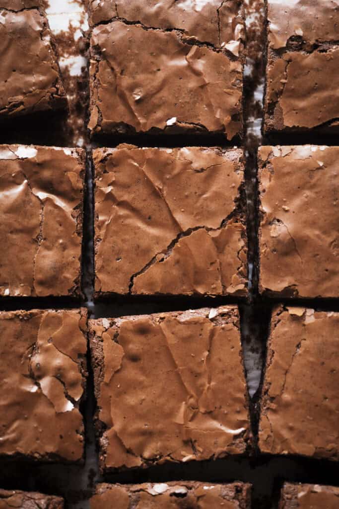 ¿En busca del brownie de chocolate perfecto? Después de semanas desarrollando esta receta, al fin te traigo la que para mi es la receta de brownie casero ideal. Tierno, pero sin ser abizcochado, húmedo y jugoso, pero ligero y suave a la vez, cero mazacote y con el punto de chocolate equilibrado para que no sea empalagoso. ¡Ah! Y con esa superficie brillante y quebradiza, ligeramente crujiente, que contrasta con la textura del interior, una mezcla perfecta entre "chewy" y "fudgy". Como toque final, y opcional, la cantidad justa de nueces para encontrarte un trocito aquí y allí pero sin que manden. ¡Ha sido la versión favorita entre todos mis amigos y familia, así que espero que te encante! | Receta de Paula's Apron
