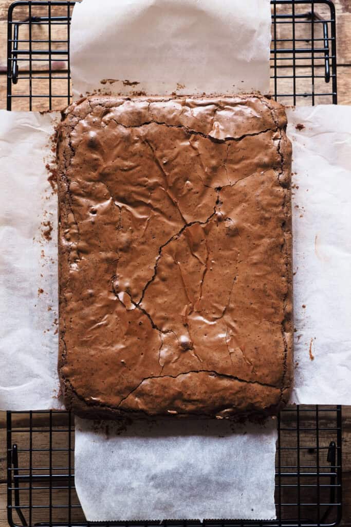 Brownie de chocolate enfriándose sobre una rejilla.