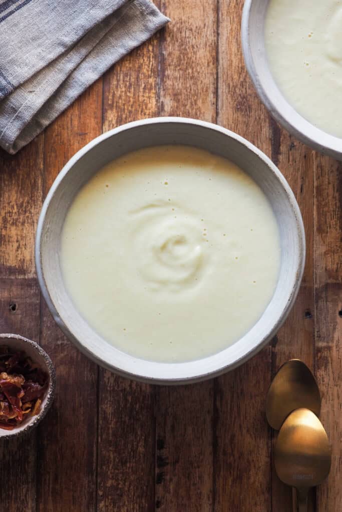 Hoy, en un nuevo episodio convirtiendo verduras humildes y relegadas a un solo uso en protagonistas: Crema de Chirivía y Nabo con Queso Manchego. Tanto el nabo como la chirivía son verduras que solemos usar solo para enriquecer caldos, pero se puede hacer magia con ellos y te lo voy a demostrar con esta crema sencilla y rápida de preparar, pero llena de sabor y con una textura extra cremosa gracias a estas verduras. | Receta de Paula's Apron