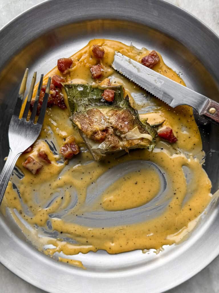 Si quieres impresionar en tu próxima comida o cena, esta Flor de Alcachofa a la Carbonara es lo que buscas. Nacida de unir dos de mis cosas favoritas en el mundo, la alcachofa y una salsa típica romana que no puede quedar relegada sólo a la pasta, el resultado es un plato sabroso, vistoso ¡y que parece de restaurante! | Receta de Paula's Apron