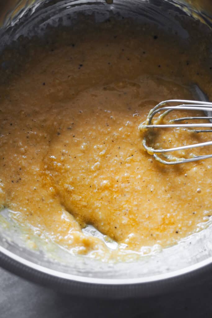 Mezcla de ingredientes para hacer carbonara sin emulsionar