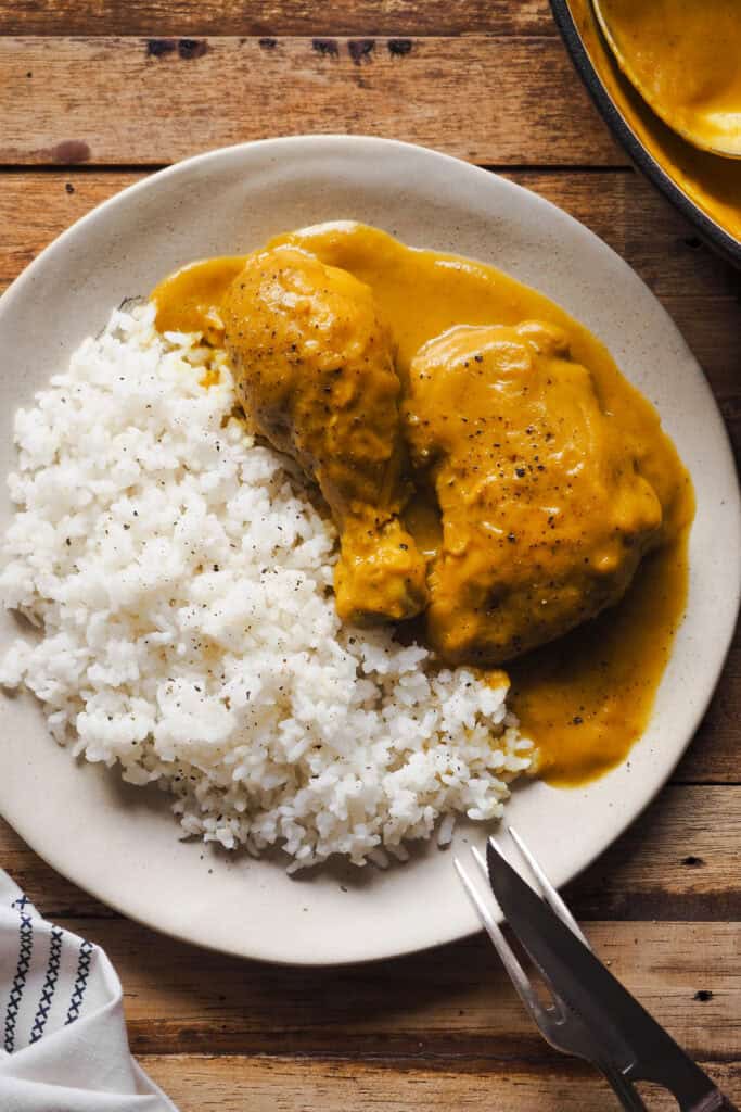 Esta receta de Pollo a la Cerveza es literalmente infalible, nunca sale mal. He crecido con ella y siempre acompañada con arroz, porque esta salsa se tiene que rebañar hasta que no quede ni una gota (buen pan también vale). Lo tienes listo en unos 30 minutos y es un plato ideal para hacer con antelación, ya que con el tiempo los sabores se asientan y queda aún mejor si cabe. También puedes duplicar o triplicar las cantidades para tener para varios días y si se la haces a tus invitados fliparán, prometido. | Receta de Paula's Apron