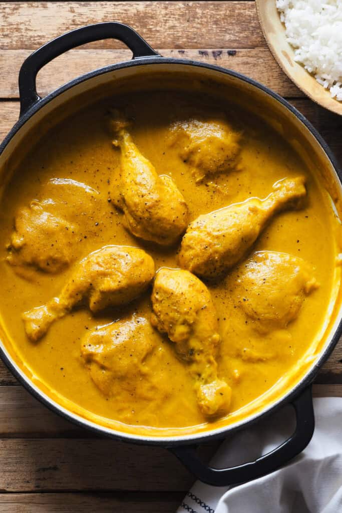 Esta receta de Pollo a la Cerveza es literalmente infalible, nunca sale mal. He crecido con ella y siempre acompañada con arroz, porque esta salsa se tiene que rebañar hasta que no quede ni una gota (buen pan también vale). Lo tienes listo en unos 30 minutos y es un plato ideal para hacer con antelación, ya que con el tiempo los sabores se asientan y queda aún mejor si cabe. También puedes duplicar o triplicar las cantidades para tener para varios días y si se la haces a tus invitados fliparán, prometido. | Receta de Paula's Apron