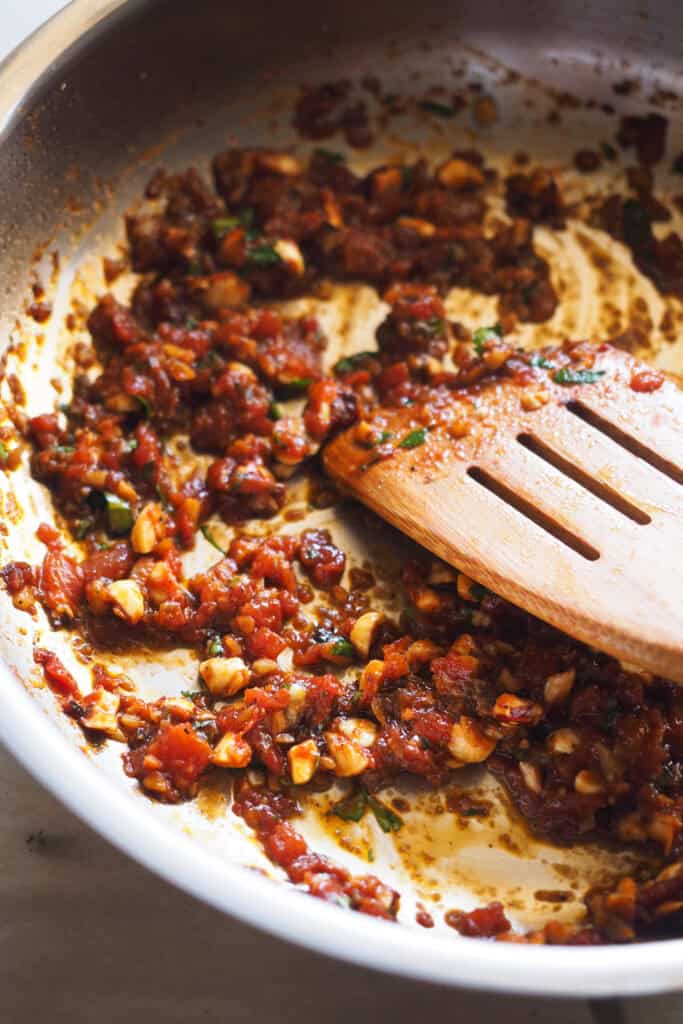 Sofrito de tomate con harissa y avellanas