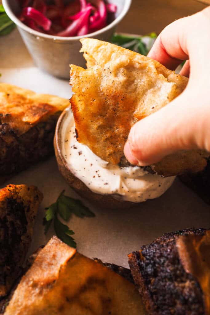 Este ha sido el último hit en casa, ¡los Arayes! Pita rellena de carne especiada y marcada a la plancha o asada en una barbacoa o al horno hasta que el relleno queda jugoso y al punto y el pan crujiente. Los puedes disfrutar como plato principal en una comida o cena o bien como aperitivo para compartir. Los comas cuando los comas, lo que es obligatorio es acompañarlos con la salsa de yogur y tahini que te voy a compartir. | Receta de Paula's Apron