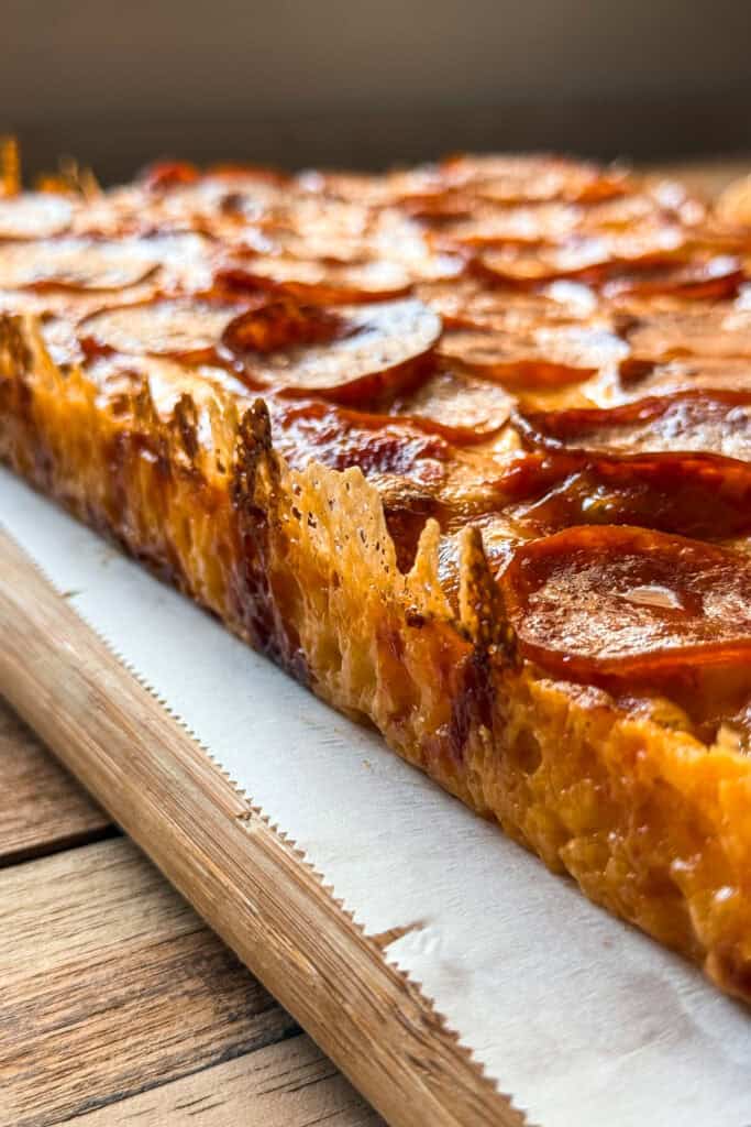 Costra de Queso en Pizza Estilo Detroit