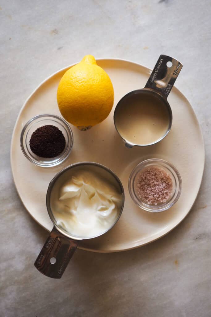 Ingredientes para hacer salsa de yogur, tahini y zumaque como acompañamiento de arayes