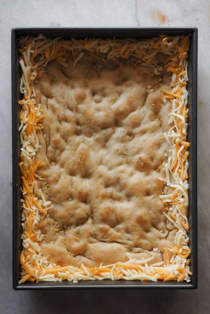 Paso 1 toppings pizza Detroit - borde de queso