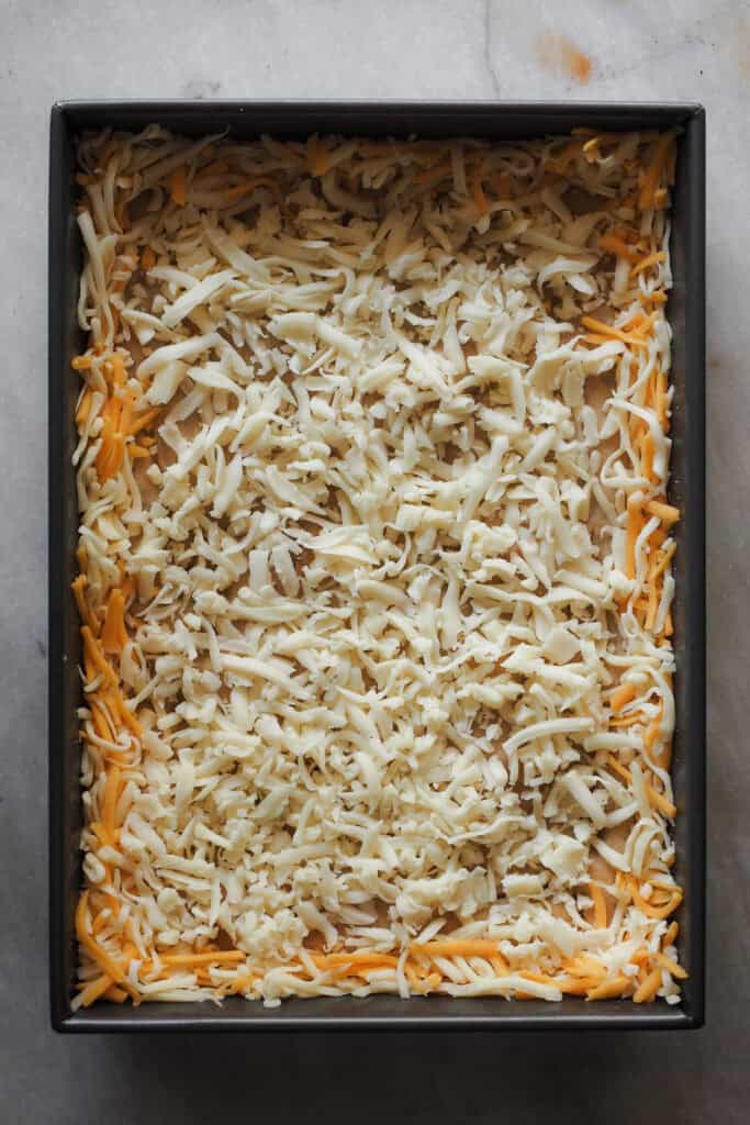 Paso 2 toppings pizza Detroit - interior de queso