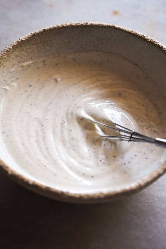 Salsa de yogur, tahini y zumaque como acompañamiento de arayes