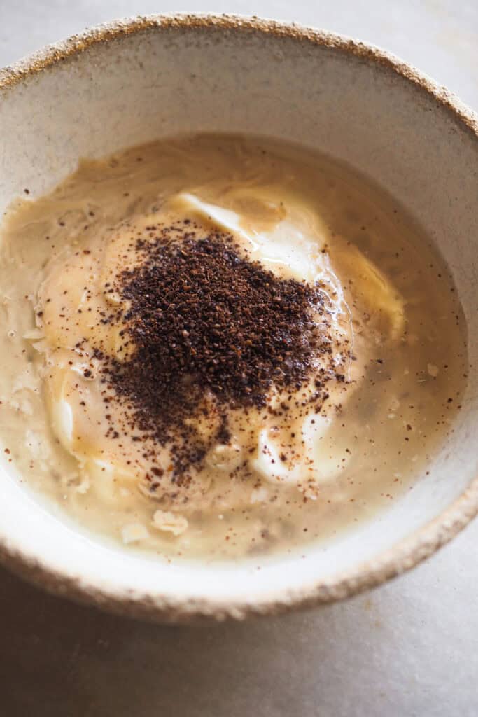 Salsa de yogur, tahini y zumaque como acompañamiento de arayes sin mezclar