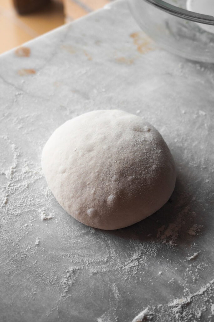 Bola de Masa de pan pita antes de cortar en porciones.