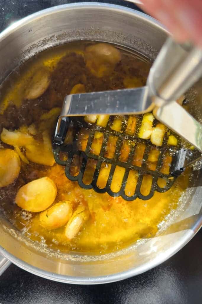 Chafar ajos y anchoas para bagna cauda.