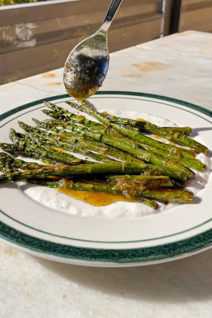 Sirviendo bagna cauda con espárragos salteados y base de stracciatella al limón.