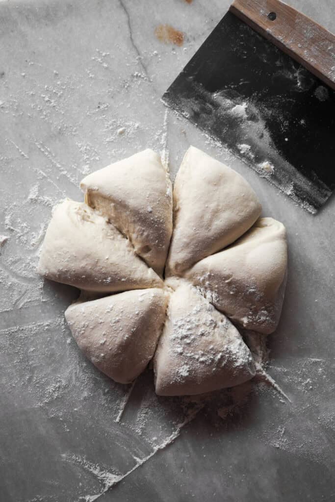 Masa de pan pita fermentada y cortada en porciones