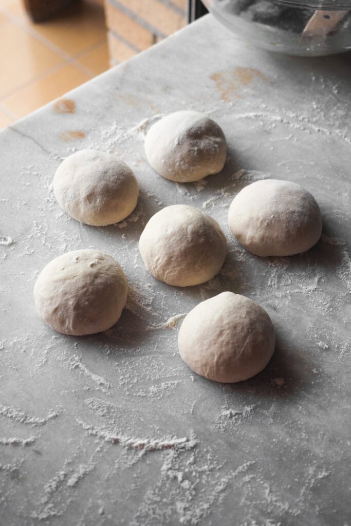 Porciones de masa de pan pita boleadas.