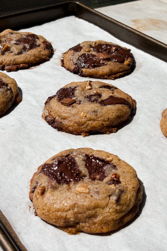 Si el kinder bueno se convirtiese en una galleta sería en estas Cookies de Chocolate y Avellanas. Como no podía ser de otra manera quedan crujientes por fuera y blanditas por el centro, pero lo que las hace extra especiales es el toque crujiente de la avellana con la mantequilla tostada potenciando su sabor y el relleno de crema de leche y avellanas que hace que el centro sea extra blando. ¡Ah! Y si te da pereza rellenarlas, te puedes saltar este paso, no serán exactamente las mismas, pero te quedarán tremendas igual. | Receta de Paula's Apron