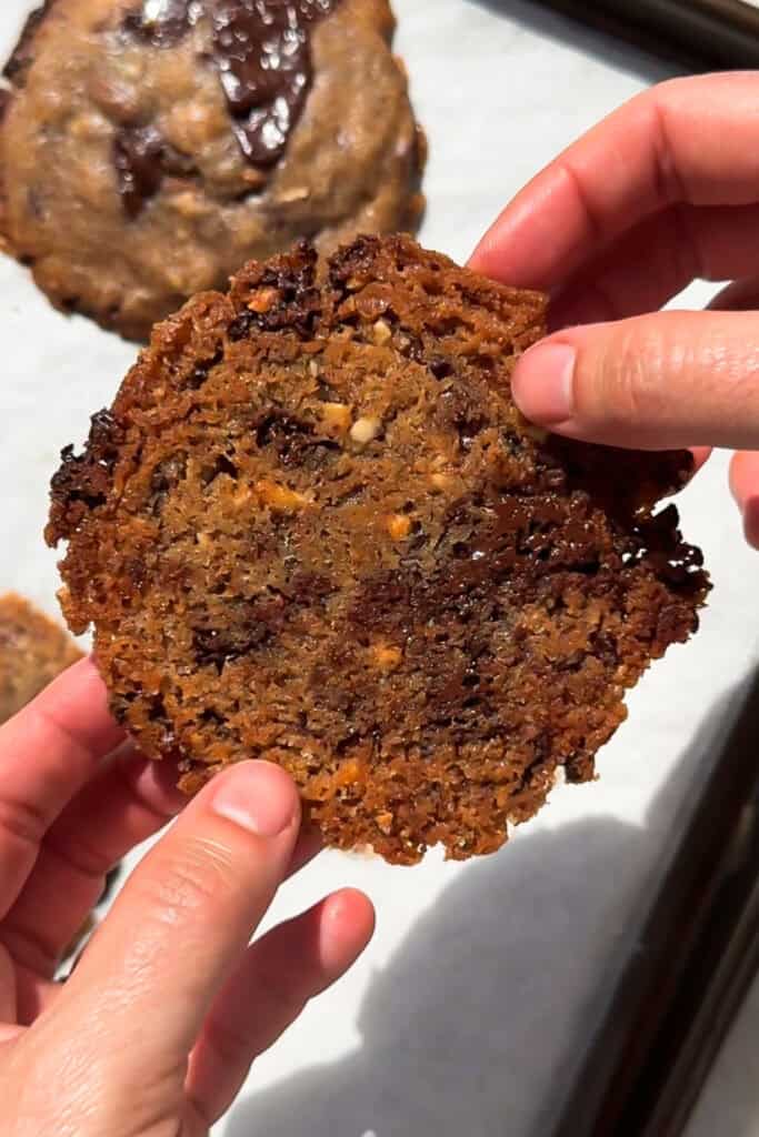 Si el kinder bueno se convirtiese en una galleta sería en estas Cookies de Chocolate y Avellanas. Como no podía ser de otra manera quedan crujientes por fuera y blanditas por el centro, pero lo que las hace extra especiales es el toque crujiente de la avellana con la mantequilla tostada potenciando su sabor y el relleno de crema de leche y avellanas que hace que el centro sea extra blando. ¡Ah! Y si te da pereza rellenarlas, te puedes saltar este paso, no serán exactamente las mismas, pero te quedarán tremendas igual. | Receta de Paula's Apron