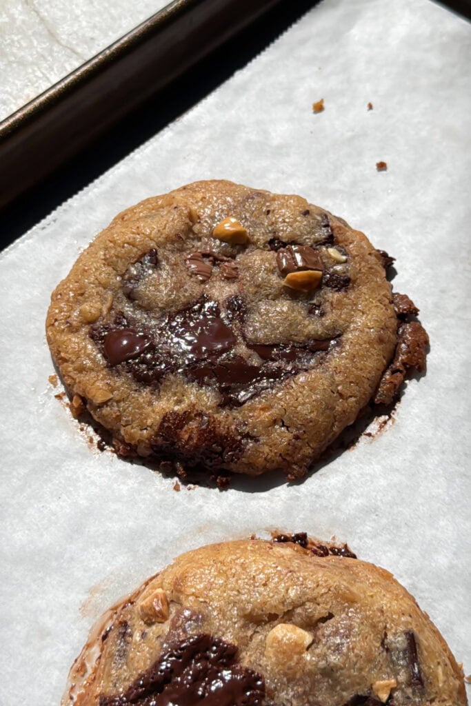 Si el kinder bueno se convirtiese en una galleta sería en estas Cookies de Chocolate y Avellanas. Como no podía ser de otra manera quedan crujientes por fuera y blanditas por el centro, pero lo que las hace extra especiales es el toque crujiente de la avellana con la mantequilla tostada potenciando su sabor y el relleno de crema de leche y avellanas que hace que el centro sea extra blando. ¡Ah! Y si te da pereza rellenarlas, te puedes saltar este paso, no serán exactamente las mismas, pero te quedarán tremendas igual. | Receta de Paula's Apron