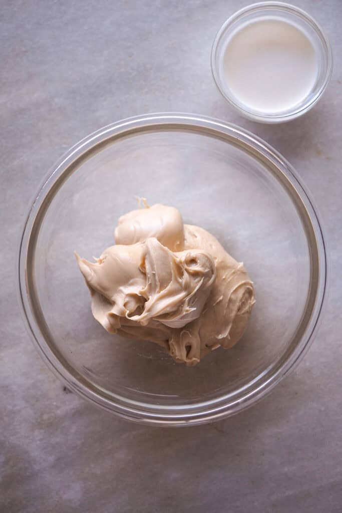 Crema de leche y avellanas y nata para rellenar cookies