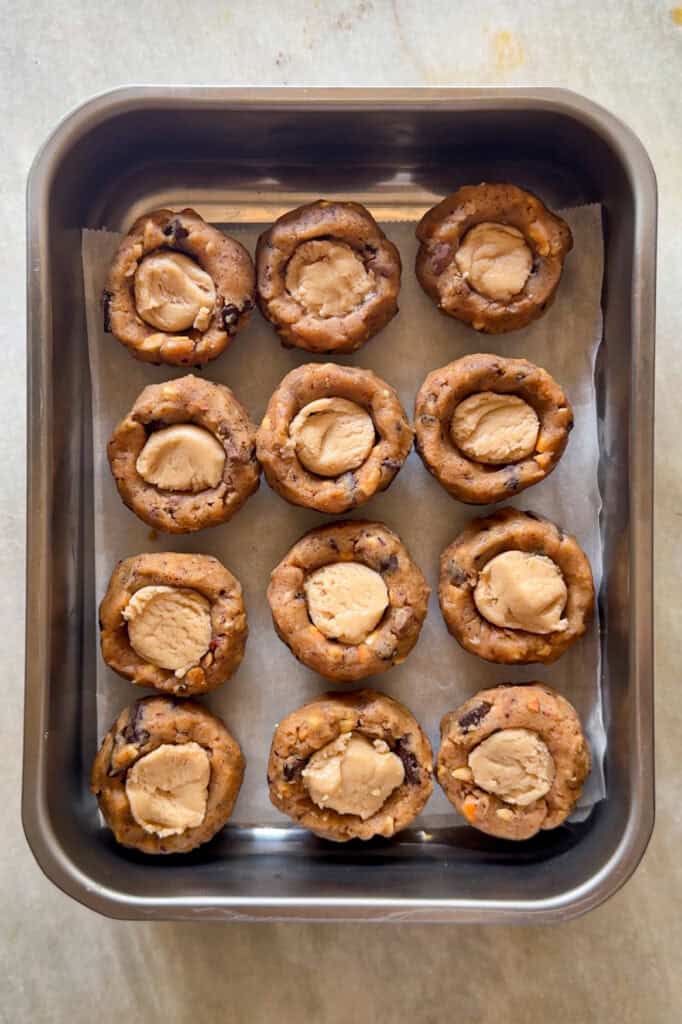 Masa de cookie de chocolate y avellanas rellena