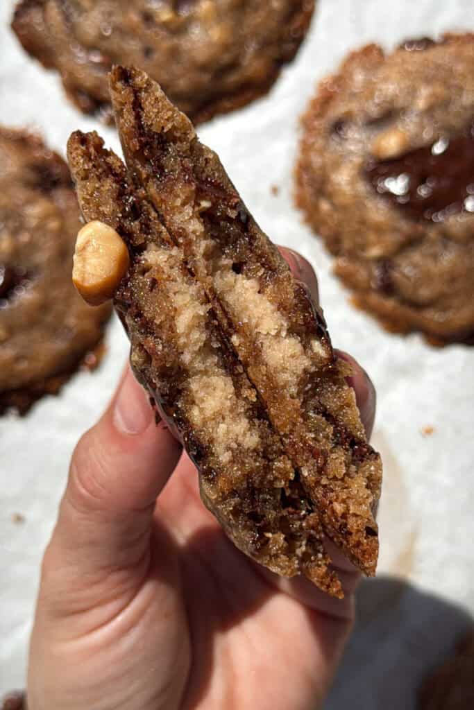 Si el kinder bueno se convirtiese en una galleta sería en estas Cookies de Chocolate y Avellanas. Como no podía ser de otra manera quedan crujientes por fuera y blanditas por el centro, pero lo que las hace extra especiales es el toque crujiente de la avellana con la mantequilla tostada potenciando su sabor y el relleno de crema de leche y avellanas que hace que el centro sea extra blando. ¡Ah! Y si te da pereza rellenarlas, te puedes saltar este paso, no serán exactamente las mismas, pero te quedarán tremendas igual. | Receta de Paula's Apron