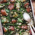 Creo que todos hemos sobrevivido a los veranos con ensaladas de patata, pero hacerla siempre igual me aborrece de mala manera así que hoy te traigo una idea brutal para variar, Ensalada de Judías Verdes y Patata con Alubias y Pesto. Y sí, está inspirada en otro clásico, las judías verdes con patata, pero adaptada para convertirla en una ensalada perfecta para llevarte en un tupper donde sea esta temporada (playa, piscina, río...). La alubia aporta proteína y otra textura y el pesto (que no es el tradicional ;) ) le da ese punto aromático y fresco que lo liga todo. Esta ensalada hará que un plan de verano bueno sea aún mejor :P. | Receta de Paula's Apron