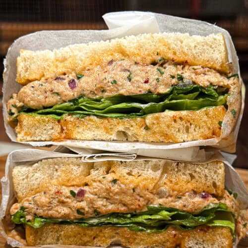 Volver de vacaciones y tener la nevera vacía no es incompatible con poder disfrutar de una cena fácil y rápida en casa el primer día, te lo voy a demostrar con mi Bocadillo de Atún de Despensa o salvavidas que le digo yo. Es fácil, rápido y versátil (en el post te he dejado mil ideas de sustitución y para adaptar este bocadillo). | Receta de Paula's Apron