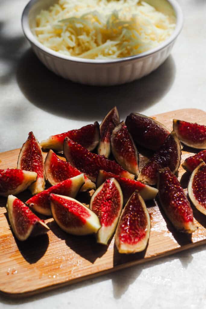 Higos y provolone rallado