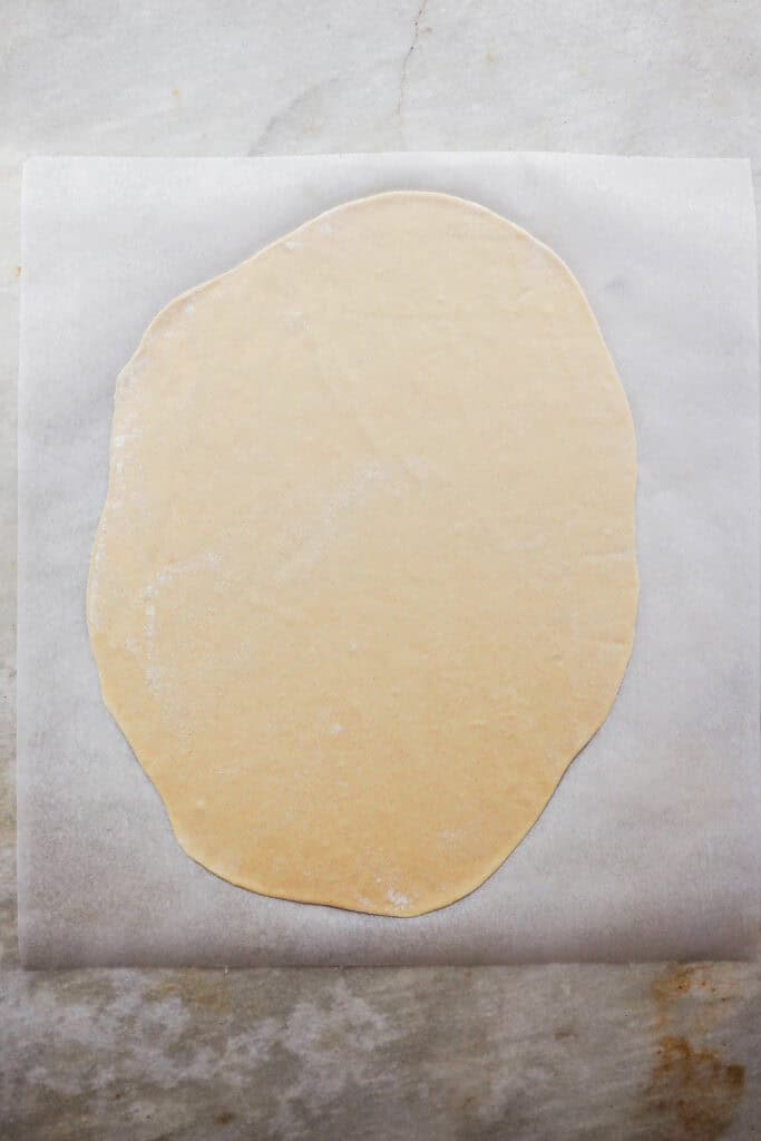 Paso 1 Flammkuchen de Higos y Jamón: estirar la masa