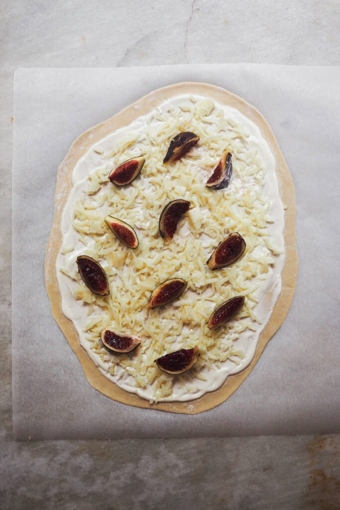 Paso 4 Flammkuchen de Higos y Jamón: repartir higos