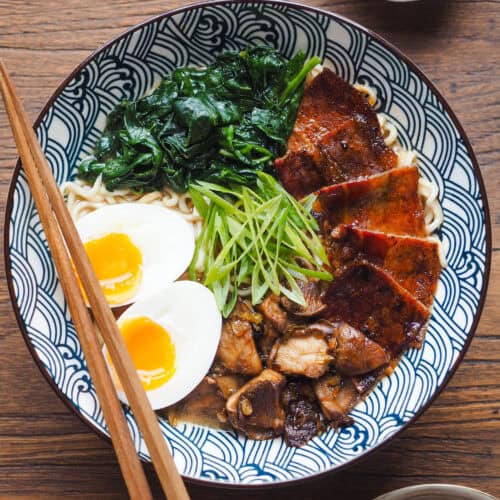 Este Ramen con Panceta Marinada Exprés es el resultado de una de mis comidas un día de teletrabajo, así te demuestro que también se puede comer fenomenal con poco tiempo y con poca cosa. Además, podrás usar cada componente de este ramen en otros platos, por lo que haz en más cantidad la primera vez y así luego te puedes marcar otras comidas en 5 minutos (ya sea repitiendo de ramen o en otros :P). | Receta de Paula's Apron