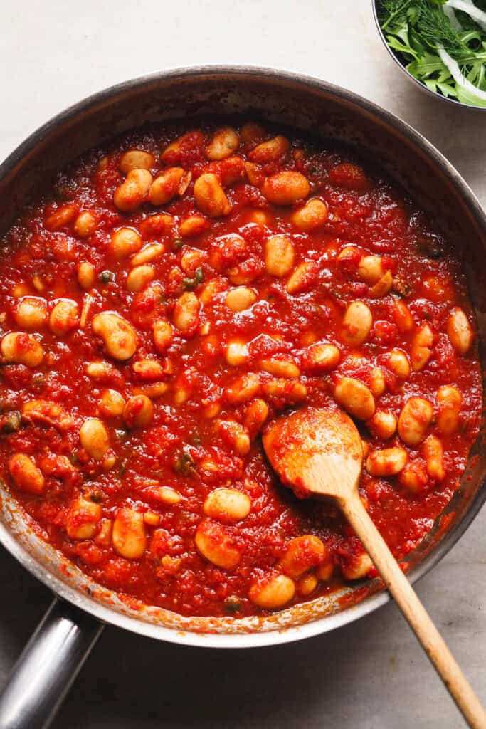 Guiso de alubias con salsa de tomate picante