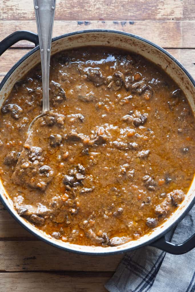 El fricandó es uno de esos guisos catalanes que conquistan con muy poco: ternera finamente laminada, una salsa llena de sabor y perfecto para hacer en cantidad. Se suele servir con patatas fritas, arroz blanco y mucho pan para mojar y no dejar ni una gota. Y lo mejor de todo es que, cuando aprendes a hacerlo, se convierte en una receta comodín: se prepara con antelación, mejora de un día para otro y te soluciona desde una comida familiar hasta una cena especial sin complicaciones. Vamos, una receta tradicional que hoy te cuento cómo hacer para que no falte en tu repertorio. | Receta de Paula's Apron