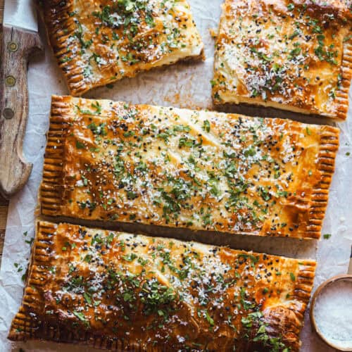 Este pastel de hojaldre relleno de boloñesa de coliflor es como una lasaña envuelta en hojaldre: crujiente por fuera y con un relleno tan sabroso y cremoso que sorprende a cualquiera. Es vegetariano, porque la boloñesa es 100% vegana. Es simplemente una receta reconfortante, diferente y perfectísima para ocasiones especiales como Navidad. | Receta de Paula's Apron