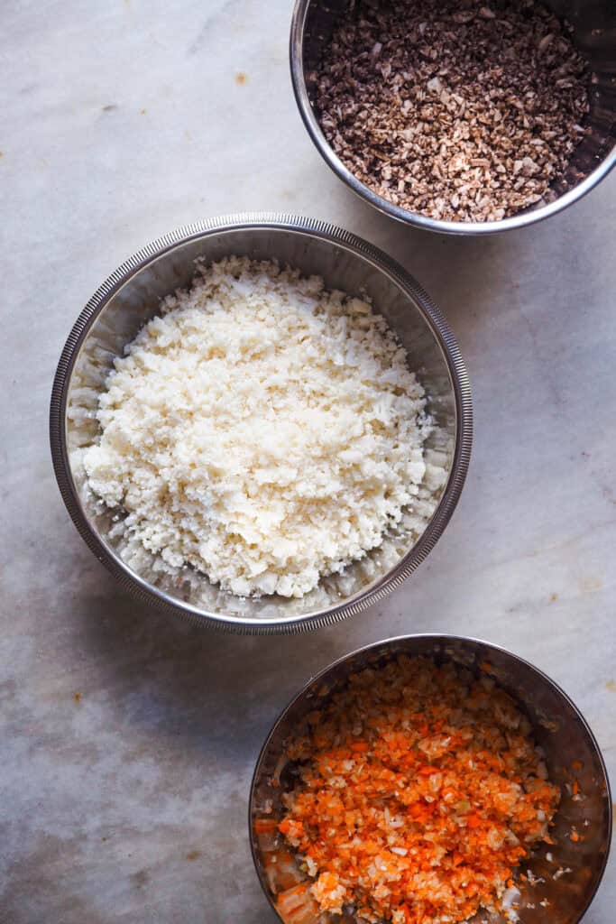 Ingredientes picados para hacer boloñesa de coliflor