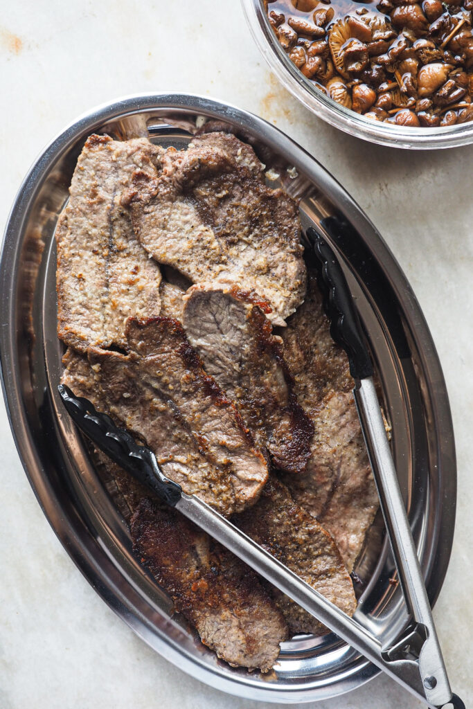 Llata enharinada y frita en bandeja de acero inox.