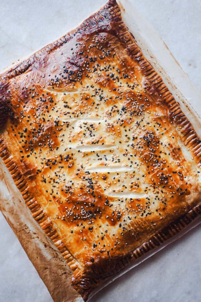 Paso 6_hornear pastel de hojaldre relleno de boloñesa de coliflor