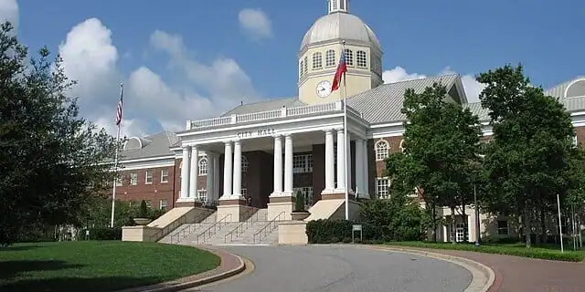 640px-Roswell_City_Hall-panorama