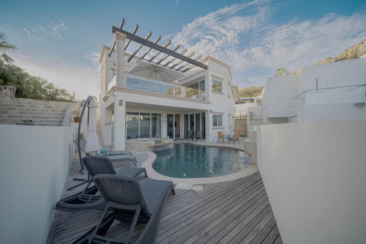 Luxury Pedregal Home With Private Pool, Outdoor Lounging Area, And Panoramic Mountain Views. Elegant Architecture And Outdoor Amenities Ideal For Relaxed Living In Pedregal.