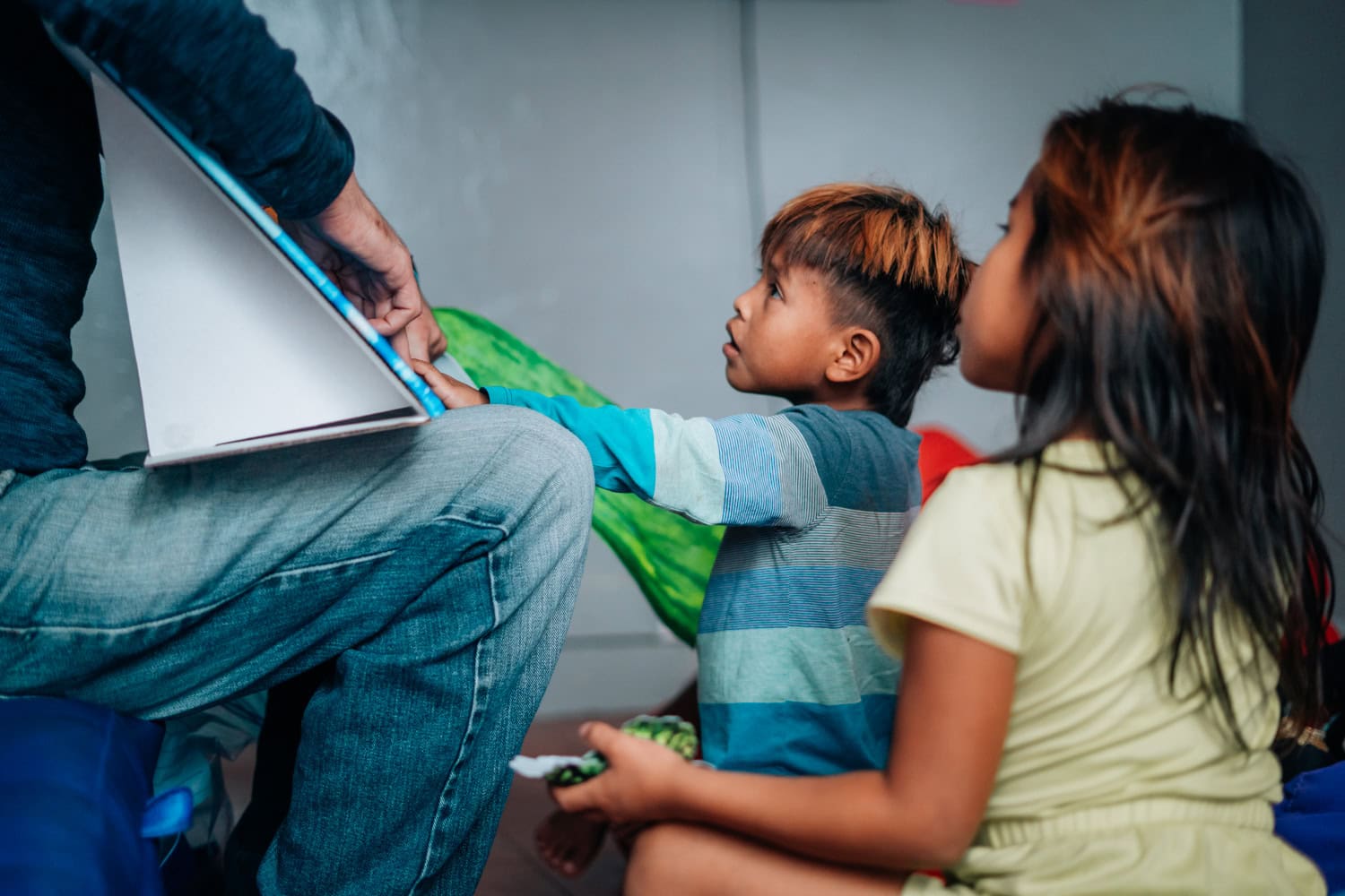 kids paying attention when learning