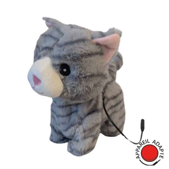 Peluche animée en forme de chat adaptée au contacteur pour des interactions accessibles et inclusives.