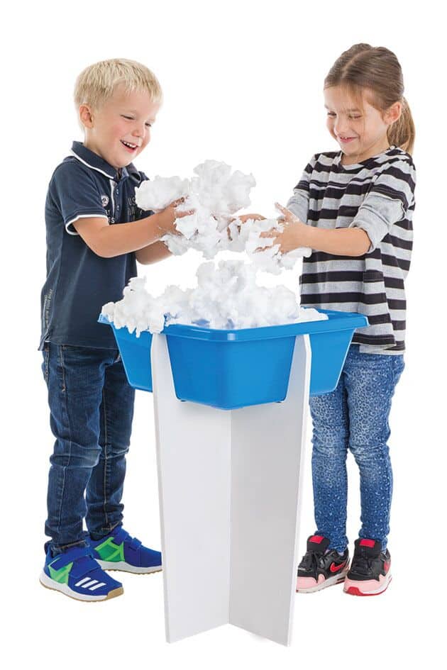 Deux enfants jouent avec la mousse sensorielle Schaumi dans un bac, explorant sa texture douce et modelable