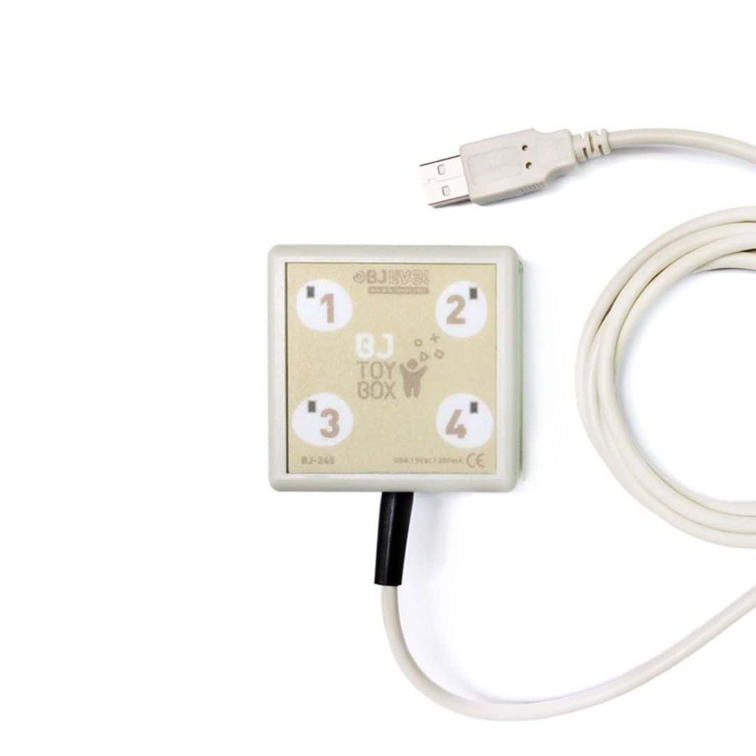 BJ ToyBox : Transformer le Jeu et l'Apprentissage avec un Contrôle Innovant 7 BJ ToyBox Interface avec quatre boutons numérotés et câble USB, conçue pour faciliter l'interaction avec des jouets et appareils adaptés.