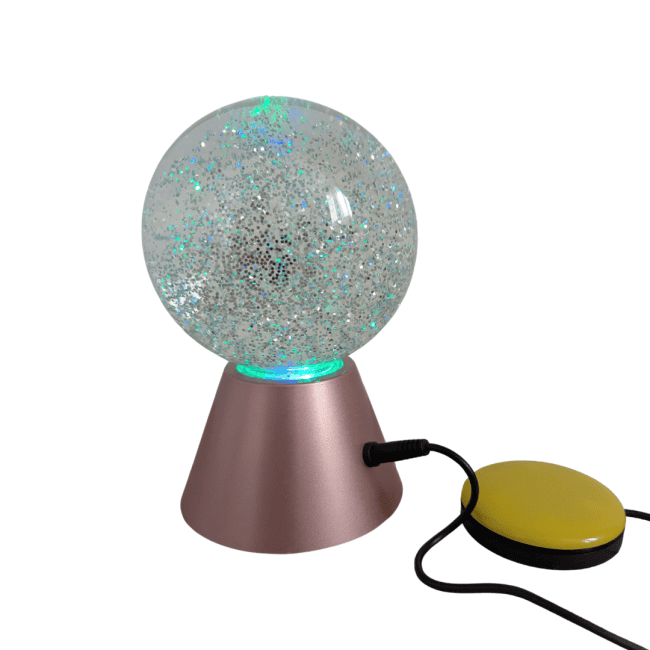 lampe en forme de boule à paillette adaptée à la main pour y connecter un contacteur permettant le déclenchement de la lumière à partir de ce dernier