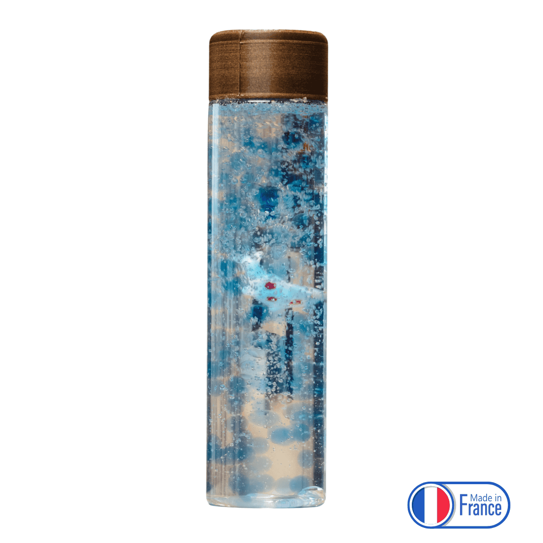 Bouteille sensorielle liquide bleu avec poisson flottant