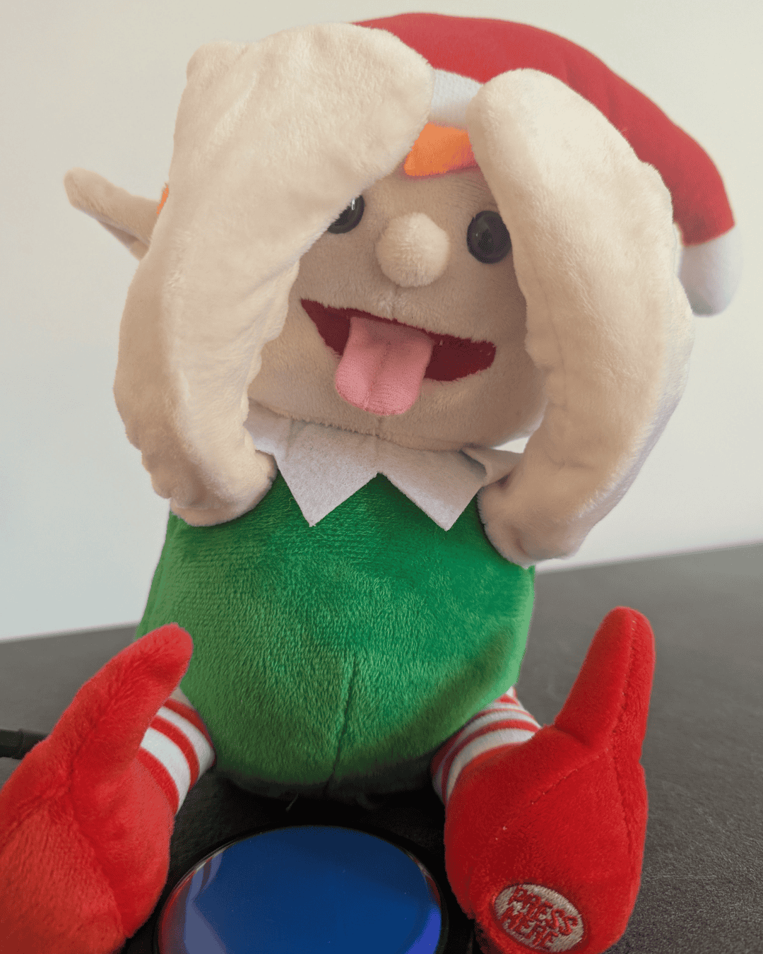 Lutin farceur adapté pour contacteur-peluche interactive de Noël utilisée avec un contacteur cause à effet.