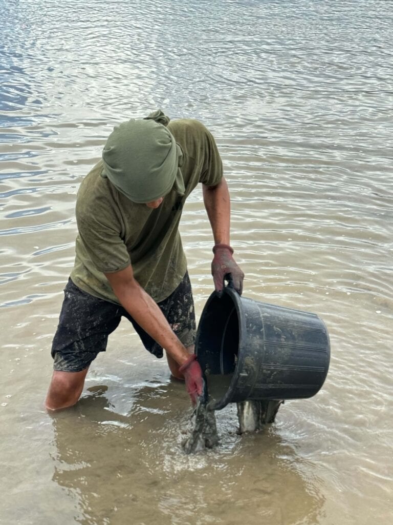 KGMC Fisherman gathering crabs